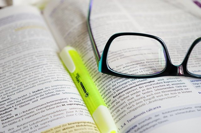 brýle a studiní kniha