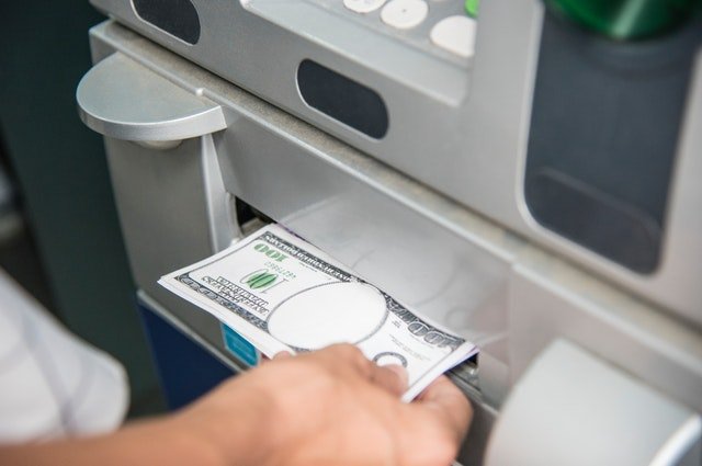 vybírání peněz z bankomatu
