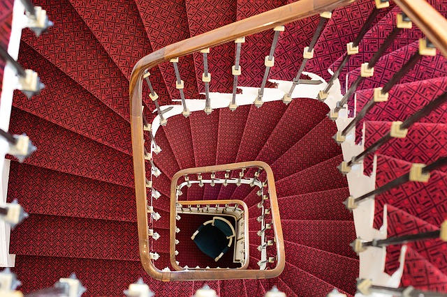 červené točité schodiště